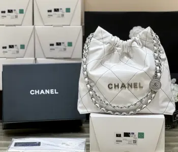 纯原厂23C早春度假系列22BAG垃圾袋白色配黑线来啦出现货啦  真的好好看  王炸来啦 重磅好货来啦 被新出的白线迷住了双眼 又是一波人人疯抢的节奏 这只 垃圾袋 有着不一样的含义 毕竟它是有纯数字命名的贵族 这只22的材质是方框原厂牛皮做的 用牛皮做出这种慵懒的感觉是最适合的 而且也非常好打理不像大家一开始以为的那样是羊皮娇气 外形上 没有人能逃出香奶奶logo 经典的皮穿链点缀着一枚复古的q币更加体现乖巧 里面有一个可拆卸的小包袋可以用来装一些零散的小物件 两侧有磁吸将包口吸上 容量超大超实用 小号AS3260 35x37x7cm 中号AS3261 39 42 8cm 