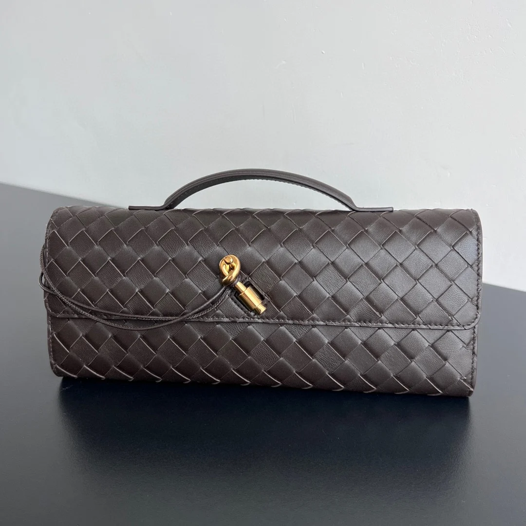 原单BV钱包|高仿BV钱包|精仿BV钱包|一比一BV钱包 Bv Clutch 长款手拿包 741511  配有提手 手拿包的设计体现了精致与高级的品味 采用精致工艺intreccio编织羊皮革  即可手拿也可手提或夹腋下 金属绳结点缀 散发出气质与高贵   内里配有拉链隔层 是你日常生活的的好伴侣         无论你是走在红毯上还是参加晚宴 它都会为你增添一份独特的魅力 尺寸 31x13x3