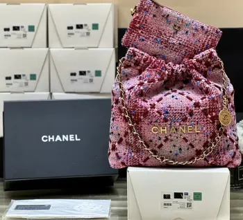 纯原小号22K 毛呢垃圾袋终于出现货啦这一季的毛呢款都好适合秋冬啊 都超级好好看 一眼就喜欢上了 马上就收入囊中了 主要以粗花为主 非常复古 标志性衔缝细节跟金属链条 非常慵懒随意的感觉 妥妥的可以狠秀一把 这算是一只带有几分文艺的垃圾袋了 就只出了一个尺寸 不用选择困难症了    像一个毛绒玩具一样戳中我的心了 太好看了 买了皮的也要再入毛呢的 绝绝子  3260小号35*37*7cm