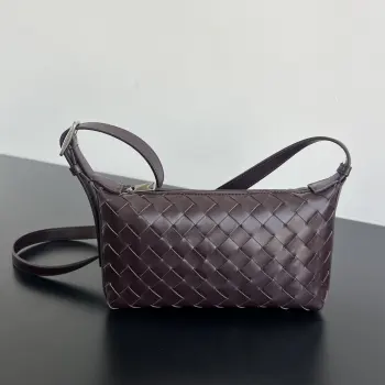  Bv 新品 Traveler手机包   844018  质感拉满的一个轻盈斜挎小包 中性风不管男女生都轻松驾驭 采用经典编织工艺 手感细腻牛皮革材质 又轻又耐用 表面光泽柔和  拉链开合设计 内里设有一个主隔层和一个卡槽位 足够收纳日常物品 肩带可任意调节 可以搭配一些Bv小挂饰 不管任何的穿搭都可以很时髦   尺寸 20x12x5.5