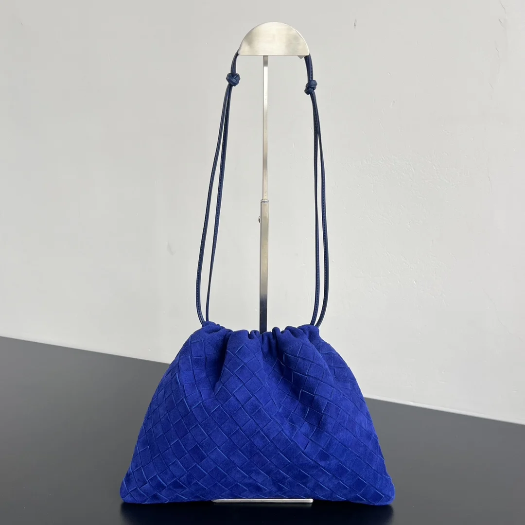 原单BV女包|高仿BV女包|精仿BV女包|一比一BV女包Bv 新款  抽绳麂皮Dustbag 垃圾袋   796728  麂皮包的快乐谁懂啊 触感软呼呼 冬天超爱 以经典编织设计 塑造时尚界的不败单品  束口的抽绳设计自然开口 处处透露着这只包的慵懒精致感  不仅自重轻容量也很足哦 想要一个松弛感十足的包包 就入手这个能让你快乐的垃圾袋叭 尺寸 32x23