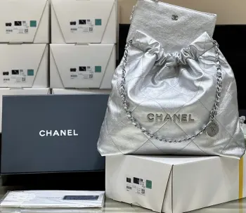 纯原厂  号23 p新颜色 22 bag中号正品 44800 购入独家原厂方框小牛皮本季最火最值得入手的系列 它的名字叫22 bag 小香凡是以数字命名的都必火爆也一定会成为经典超级时尚和大气 非常好搭配 那就对啦背上就是顶流 中号编号AS3261尺寸39x42x8cm