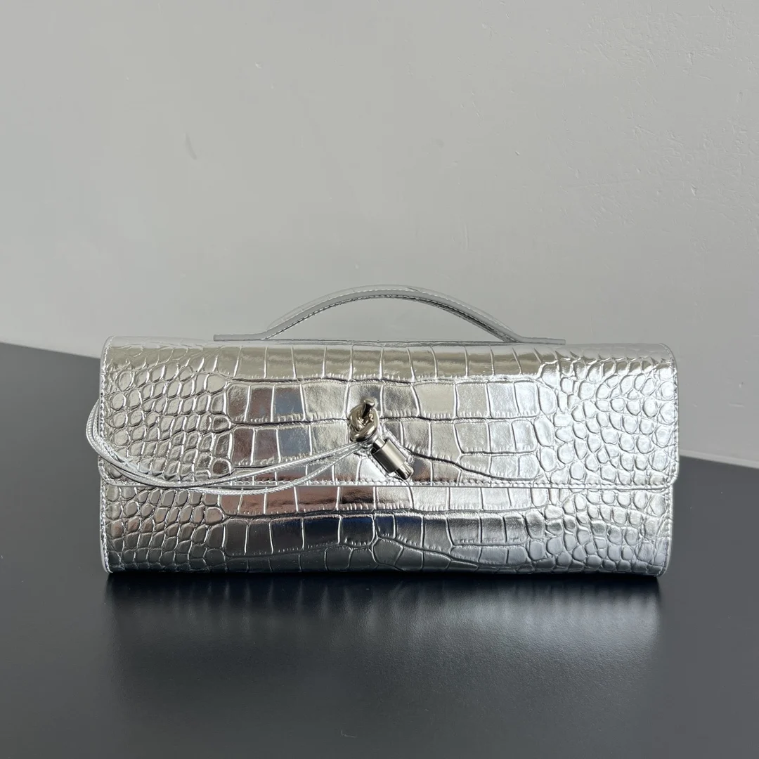 原单BV钱包|高仿BV钱包|精仿BV钱包|一比一BV钱包 Bv 鳄鱼纹 Clutch 长款手拿包 741511  配有提手 手拿包的设计体现了精致与高级的品味 采用精致工艺intreccio鳄鱼纹羊皮革  即可手拿也可手提或夹腋下 金属绳结点缀 散发出气质与高贵   内里配有卡槽隔层 是你日常生活的的好伴侣         无论你是走在红毯上还是参加晚宴 它都会为你增添一份独特的魅力 尺寸 31x13x3