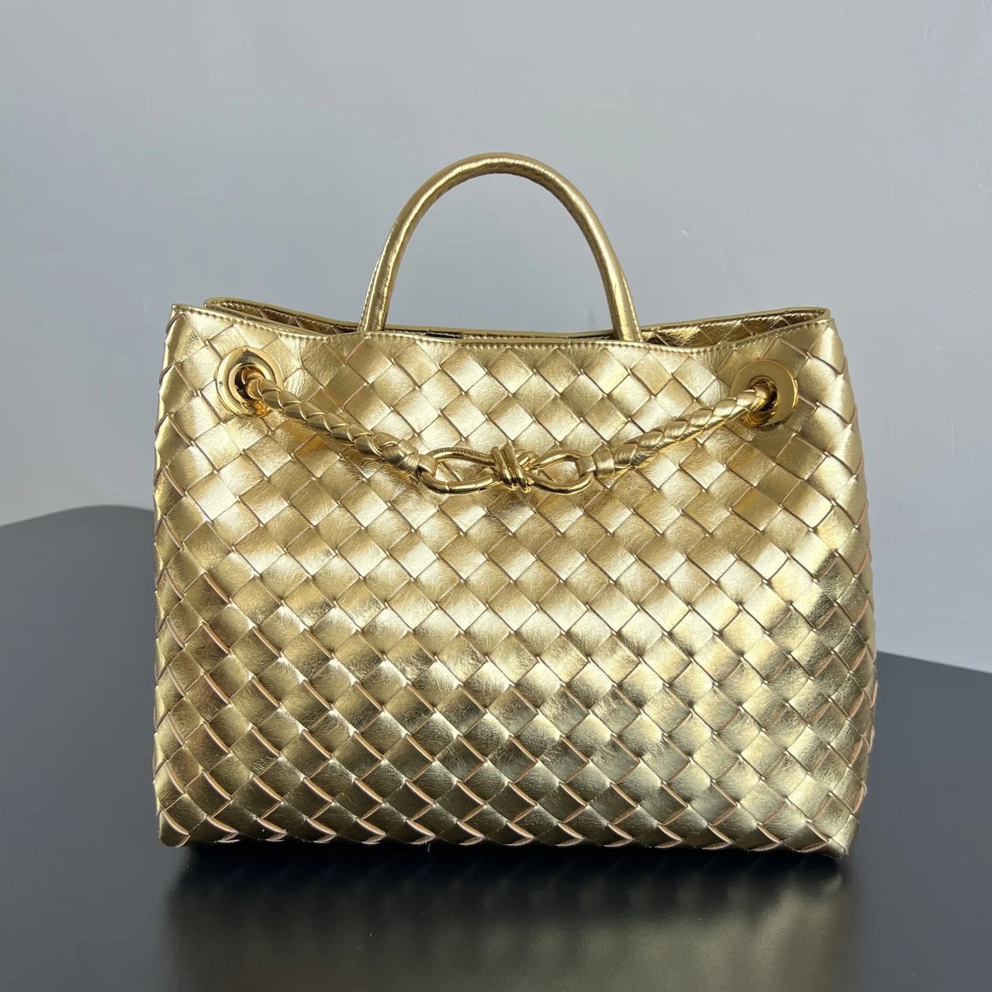 Bottega Veneta Andiamo金色编织手袋  众多明星同款  743572  是非常正的金色 亮闪闪太迷人啦 搭配金色绳结扣 够沉稳也够潇洒整体皆由Nappa羊皮革制成 舒适柔软且富有动感 可滑动的金属绳结扣可以调整肩带 单肩 手伶 斜挎 多种背法 包身容量大 通勤 日常 出游都很合适 这款包分为小号 中号  大号 总有一款适合你  那就带我走叭  尺寸:32.5x24x12