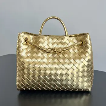 Bottega Veneta Andiamo金色编织手袋  众多明星同款  743572  是非常正的金色 亮闪闪太迷人啦 搭配金色绳结扣 够沉稳也够潇洒整体皆由Nappa羊皮革制成 舒适柔软且富有动感 可滑动的金属绳结扣可以调整肩带 单肩 手伶 斜挎 多种背法 包身容量大 通勤 日常 出游都很合适 这款包分为小号 中号  大号 总有一款适合你  那就带我走叭  尺寸:32.5x24x12