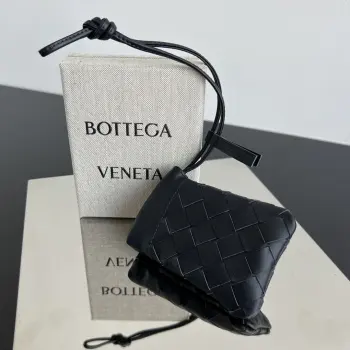 Bv新品 编织卡包挂饰   843903  它不是普通的挂饰 是可以装卡片和各种小物件的精致包挂  经典编织工艺 羊皮纹理细腻柔软 抽绳束口开合 内里装门禁卡或耳机日常使用超便利 挂在包包上 大包抱小包 叠叠乐 的搭配 点缀品牌的标志性元素  即可爱又实用 是日常吸睛搭配神器 尺寸 11x8.5