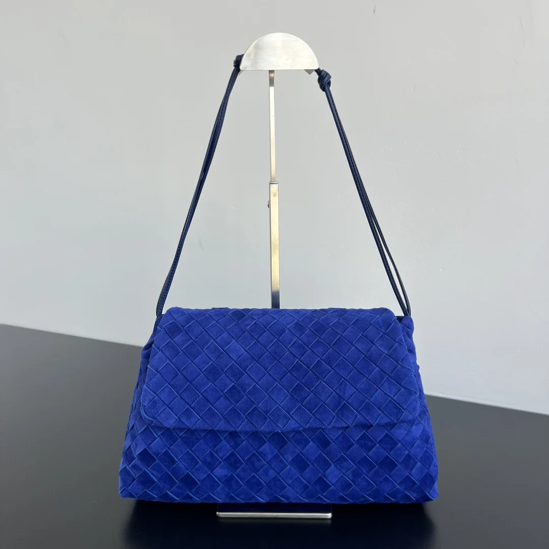 原单BV女包|高仿BV女包|精仿BV女包|一比一BV女包 BV新品 麂皮Dustbag  857657   被大家问爆的麂皮垃圾袋来啦 翻盖设计不仅增加了视觉层次感 整体还显的精致而不厚重 包身选用柔软麂皮材质 摸起来软乎乎糯叽叽的 透露着低调雾面高级感 翻盖 抽绳开合方式 整体更加有立体感和安全性 无论是作为单肩包还是斜挎包使用 都能展现出优雅的气质 尺寸 33x19x8 
