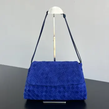  BV新品 麂皮Dustbag  857657   被大家问爆的麂皮垃圾袋来啦 翻盖设计不仅增加了视觉层次感 整体还显的精致而不厚重 包身选用柔软麂皮材质 摸起来软乎乎糯叽叽的 透露着低调雾面高级感 翻盖 抽绳开合方式 整体更加有立体感和安全性 无论是作为单肩包还是斜挎包使用 都能展现出优雅的气质 尺寸 33x19x8 