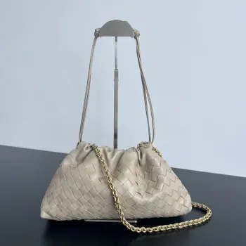  BV新款 Dustbag 垃圾袋链条包   839394 超火 的Dustbag垃圾袋出链条款啦   皮穿链条的设计不仅更加实用 解锁了更多背法以经典编织设计 束口抽绳开口自然的褶皱感和柔软的牛皮光滑细腻 软软糯糯还抗造 背再久都像新的 不仅自重轻容量也超大 想要一个随性又时髦的包包 就入手这个能让你快乐的垃圾袋叭  尺寸 33x19x8