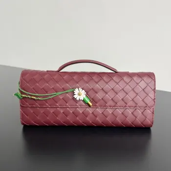 BV新品 Andiamo Clutch 小皱菊手拿包  836810  一款特别的Andiamo手包 立体精致的花卉小菊花 再用手工珐琅彩绘 每一片花瓣都像真花一样水灵灵 给手袋加入了珠宝般的点缀 拿在手上自带仙气滤镜 当小皱菊和硬朗有型羊皮编织碰撞 极富有自然气息和精美工艺 它不仅是一个包 是一个艺术品 更是一个自己审美的品味 尺寸 31x13x3