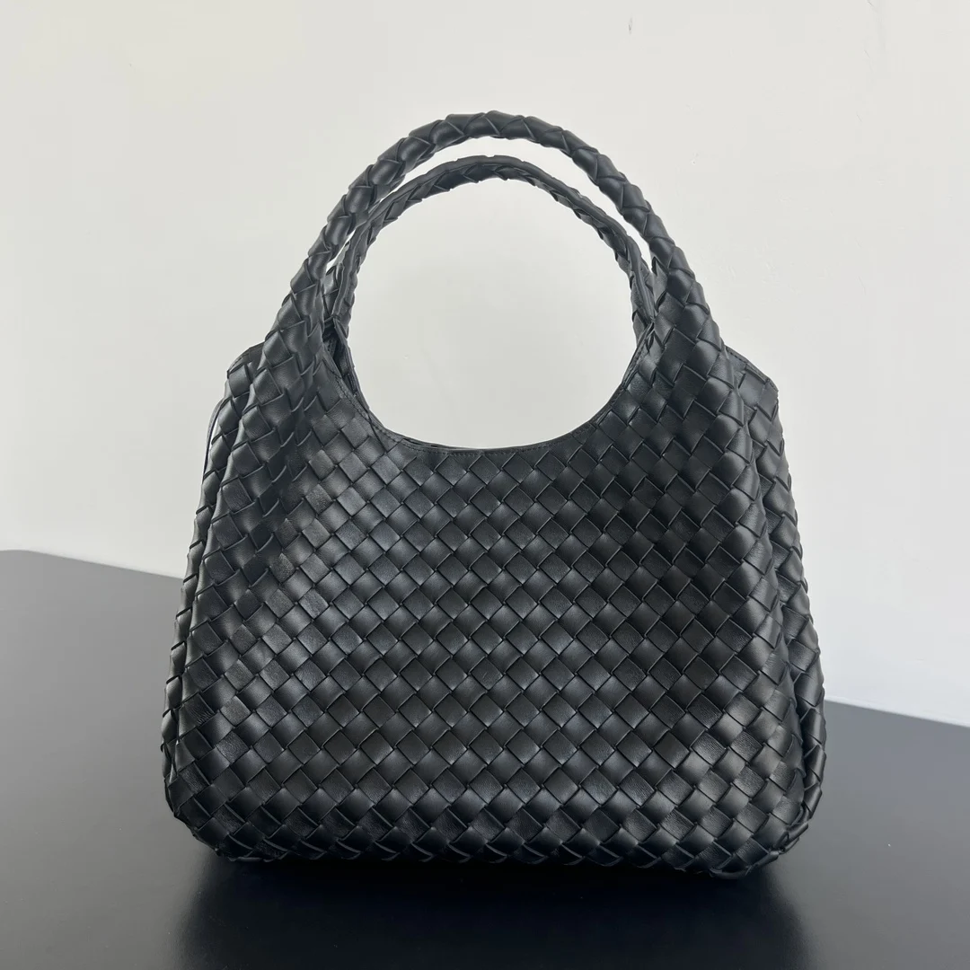 原单BV女包|高仿BV女包|精仿BV女包|一比一BV女包BV新品 Campana手袋  844250  经典回归的Campana手袋复古有魅力  灵感来源04年的经典馆藏 每一根皮条都是用两层Nappa小羊皮制成  展现着内外全编织的极致工艺 包身超级轻盈 采用皮革系带开合 配有隐藏式磁扣 拥有两种形态可切换 容量大到惊人 不管是日常出行 还是旅行放各种小物   都能轻松搞定 通勤约会两手抓 随手拎出法式慵懒  尺寸 39x25x18.5