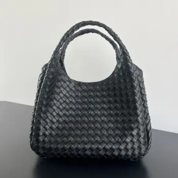 BV新品 Campana手袋  844250  经典回归的Campana手袋复古有魅力  灵感来源04年的经典馆藏 每一根皮条都是用两层Nappa小羊皮制成  展现着内外全编织的极致工艺 包身超级轻盈 采用皮革系带开合 配有隐藏式磁扣 拥有两种形态可切换 容量大到惊人 不管是日常出行 还是旅行放各种小物   都能轻松搞定 通勤约会两手抓 随手拎出法式慵懒  尺寸 39x25x18.5