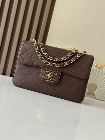 贝嫂同款 Chanel 绝版大金扣包现货 Chanel Classic Flap Bag是1983年老佛爷接手Chanel后对香奈儿女士的设计稍作改动后重新推出的作品 也是老佛爷本人最得意的开山之作 其中很受明星们和博主们欢迎的就是这款大号CF了它的亮点在于这个镀金的大双C logo 现在专柜版的CF已经没有这样的设计了 都是小双c 贝嫂就很喜欢把这款包的链子收短 当手包使用 其采用双面口盖设计 容量在链条包中算非常大 自重很轻 可单肩 斜挎 也可以把手链收短变手提包推荐入手贝嫂包 尺寸 30.21.8cm编号 A2222 棕色羊皮.