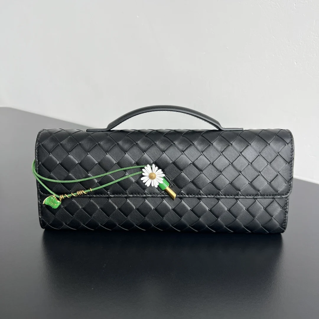 原单BV钱包|高仿BV钱包|精仿BV钱包|一比一BV钱包BV新品 Andiamo Clutch 小皱菊手拿包  836810  一款特别的Andiamo手包 立体精致的花卉小菊花 再用手工珐琅彩绘 每一片花瓣都像真花一样水灵灵 给手袋加入了珠宝般的点缀 拿在手上自带仙气滤镜 当小皱菊和硬朗有型羊皮编织碰撞 极富有自然气息和精美工艺 它不仅是一个包 是一个艺术品 更是一个自己审美的品味 尺寸 31x13x3
