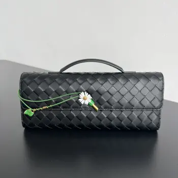 BV新品 Andiamo Clutch 小皱菊手拿包  836810  一款特别的Andiamo手包 立体精致的花卉小菊花 再用手工珐琅彩绘 每一片花瓣都像真花一样水灵灵 给手袋加入了珠宝般的点缀 拿在手上自带仙气滤镜 当小皱菊和硬朗有型羊皮编织碰撞 极富有自然气息和精美工艺 它不仅是一个包 是一个艺术品 更是一个自己审美的品味 尺寸 31x13x3