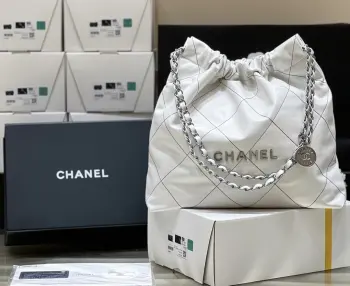 23C早春度假系列22BAG垃圾袋白色配黑线来啦出现货啦  真的好好看  王炸来啦 重磅好货来啦 被新出的白线迷住了双眼 又是一波人人疯抢的节奏 这只 垃圾袋 有着不一样的含义 毕竟它是有纯数字命名的贵族 这只22的材质是方框原厂牛皮做的 用牛皮做出这种慵懒的感觉是最适合的 而且也非常好打理不像大家一开始以为的那样是羊皮娇气 外形上 没有人能逃出香奶奶logo 经典的皮穿链点缀着一枚复古的q币更加体现乖巧 里面有一个可拆卸的小包袋可以用来装一些零散的小物件 两侧有磁吸将包口吸上 容量超大超实用 小号AS3260 35x37x7cm 中号AS3261 39 42 8cm 