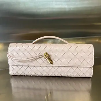  Bv Clutch 长款手拿包 741511  配有提手 手拿包的设计体现了精致与高级的品味 采用精致工艺intreccio编织羊皮革  即可手拿也可手提或夹腋下 金属绳结点缀 散发出气质与高贵   内里配有拉链隔层 是你日常生活的的好伴侣         无论你是走在红毯上还是参加晚宴 它都会为你增添一份独特的魅力 尺寸 31x13x3