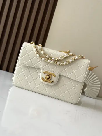 贝嫂同款 Chanel 绝版大金扣包现货 Chanel Classic Flap Bag是1983年老佛爷接手Chanel后对香奈儿女士的设计稍作改动后重新推出的作品 也是老佛爷本人最得意的开山之作 其中很受明星们和博主们欢迎的就是这款大号CF了它的亮点在于这个镀金的大双C logo 现在专柜版的CF已经没有这样的设计了 都是小双c 贝嫂就很喜欢把这款包的链子收短 当手包使用 其采用双面口盖设计 容量在链条包中算非常大 自重很轻 可单肩 斜挎 也可以把手链收短变手提包推荐入手贝嫂包 尺寸 30.21.8cm编号 A2222 羊皮珠光白.