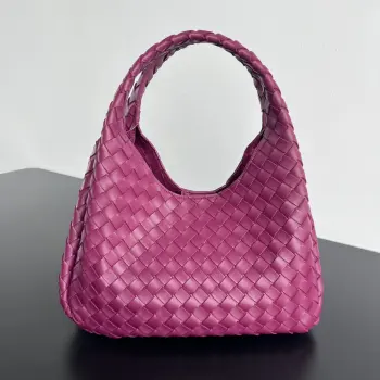 BV新品 Campana手袋  844249  经典回归的Campana手袋复古有魅力  灵感来源04年的经典馆藏 每一根皮条都是用两层Nappa小羊皮制成  展现着内外全编织的极致工艺 包身超级轻盈 采用皮革系带开合 配有隐藏式磁扣 拥有两种形态可切换 容量大到惊人 不管是日常出行 还是旅行放各种小物   都能轻松搞定 通勤约会两手抓 随手拎出法式慵懒  尺寸 33x20x16.5