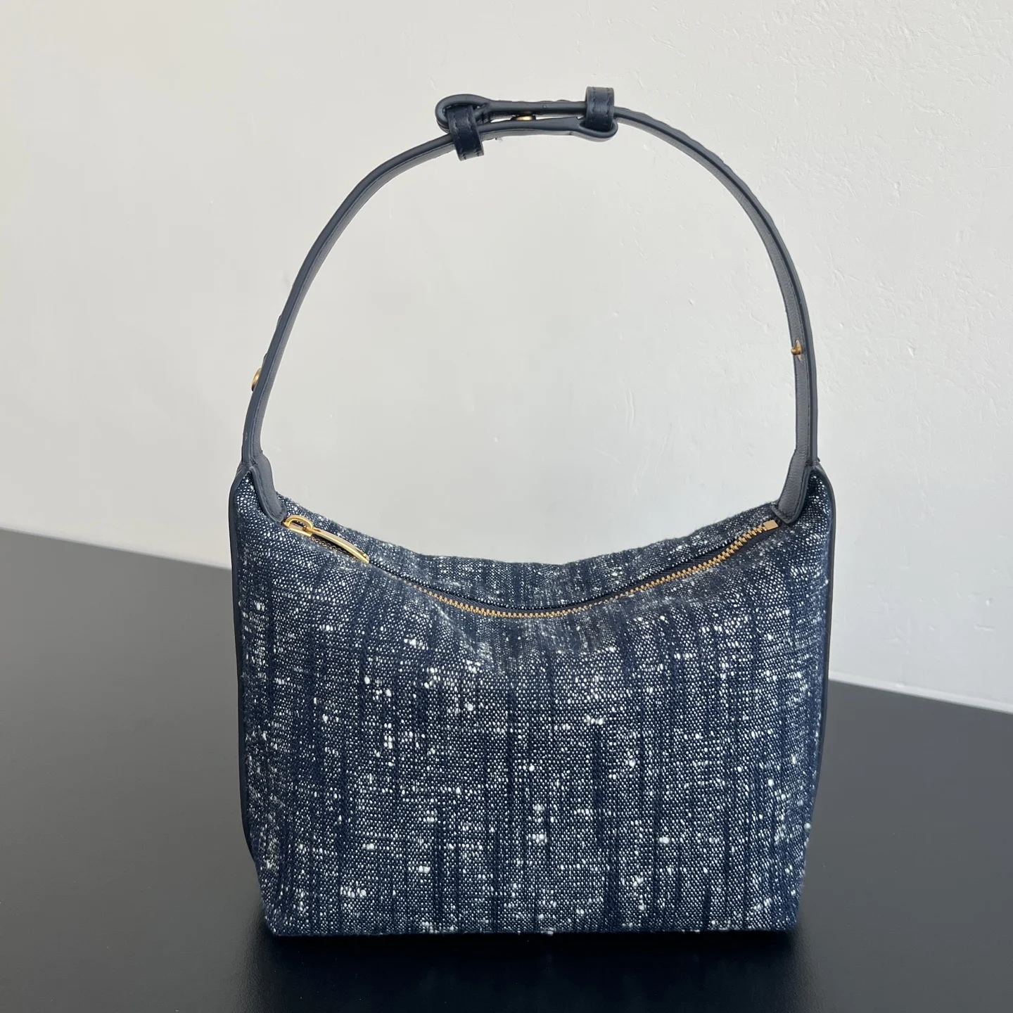 原单BV女包|高仿BV女包|精仿BV女包|一比一BV女包BV新品 丹尼牛仔布 Wallace 815689  毛圈牛仔布自带复古做旧感 表面的细闪在光线下若隐若现 慵懒又高级 柔软的编织皮革手提带和金拉链呼应细节 随手一拎就很有氛围感 容量充足 收纳日常物品无压力可调节肩带 手提显贵气 肩背超随性 牛仔控必入的慵懒风神器 尺寸 20x13x9