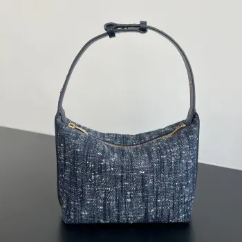 BV新品 丹尼牛仔布 Wallace 815689  毛圈牛仔布自带复古做旧感 表面的细闪在光线下若隐若现 慵懒又高级 柔软的编织皮革手提带和金拉链呼应细节 随手一拎就很有氛围感 容量充足 收纳日常物品无压力可调节肩带 手提显贵气 肩背超随性 牛仔控必入的慵懒风神器 尺寸 20x13x9