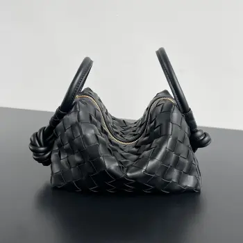BV新款经典Loop换新设计 超大环扣可将手袋折叠 也可做手柄使用单肩 斜挎 延续Loop手袋的 相机包 造型 肩带可拆卸变手提也不在话下 一包多变 轻松而从容 慵懒而优雅 营造出一种不动声色的高级感 796615 Size 19X12X9cm