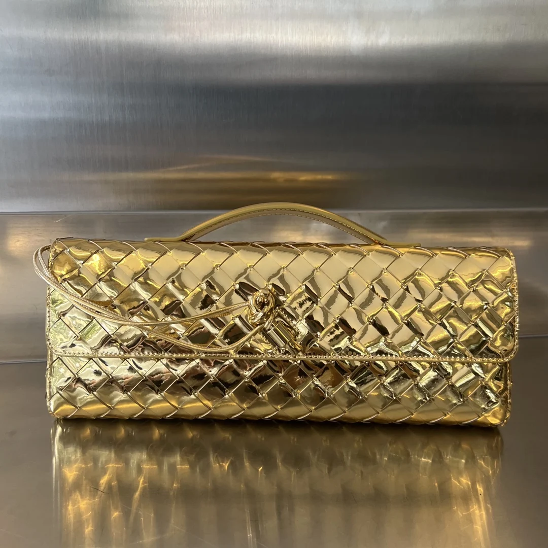 原单BV钱包|高仿BV钱包|精仿BV钱包|一比一BV钱包 Bv Clutch 长款手拿包 741511  配有提手 手拿包的设计体现了精致与高级的品味 采用精致工艺intreccio编织羊皮革  即可手拿也可手提或夹腋下 金属绳结点缀 散发出气质与高贵   内里配有拉链隔层 是你日常生活的的好伴侣         无论你是走在红毯上还是参加晚宴 它都会为你增添一份独特的魅力 尺寸 31x13x3