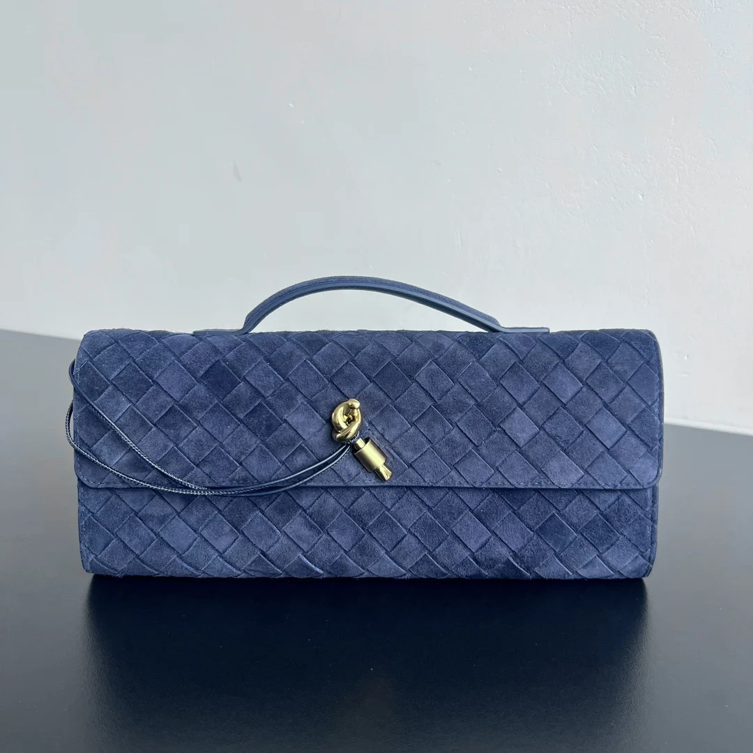 原单BV钱包|高仿BV钱包|精仿BV钱包|一比一BV钱包 Bv Clutch 长款手拿包 741511  配有提手 手拿包的设计体现了精致与高级的品味 采用精致工艺intreccio编织反绒  即可手拿也可手提或夹腋下 金属绳结点缀 散发出气质与高贵   内里配有拉链隔层 是你日常生活的的好伴侣         无论你是走在红毯上还是参加晚宴 它都会为你增添一份独特的魅力 尺寸 31x13x3