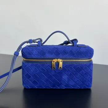  BV新款  Vanity Case 麂皮化妆包 789109 是一只超实用又很有型的盒子化妆包呀 采用品牌最经典的牛皮编织 搭配双向拉链开合 整体风格复古而优雅 顶部可提手 肩带可随意调节 手提优雅气质 斜挎休闲随性 解锁各种凹造型场景  尺寸 22x12.5x5