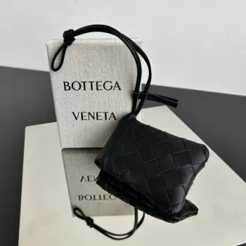 Bv新品 编织卡包挂饰   843903  它不是普通的挂饰 是可以装卡片和各种小物件的精致包挂  经典编织工艺 羊皮纹理细腻柔软 抽绳束口开合 内里装门禁卡或耳机日常使用超便利 挂在包包上 大包抱小包 叠叠乐 的搭配 点缀品牌的标志性元素  即可爱又实用 是日常吸睛搭配神器 尺寸 11x8.5