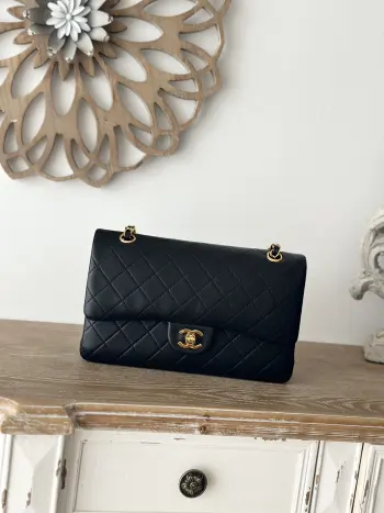 Chane  Vintage中古 黑色 羊皮CF香奶奶 的传家宝来了 最最最经典的vintage cf 黑色羊皮搭配菱格纹 金色金属 永不过时的classic flap浓郁的中古风情 真的太让人心动了 扭动开合 配以滑动式链条 单肩斜挎随意切换 容量大小完美 日常超级百搭 尺寸26cm编号 A2220