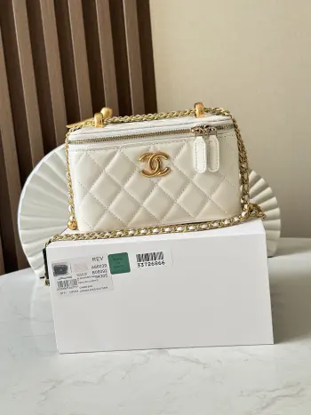 CHANEL 24C双金球盒子香奈儿这季新品双金球我真的可一眼就爱上了这个包包 经典黑金 两颗金珠 链条可调节长短 Sa有货赶紧冲这个包包我更喜欢手拎斜挎和单肩也可容量也可调节   款号 66039 白色 尺寸 17cm