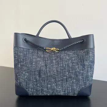 BV新品 Andiamo丹尼牛仔布 786194  毛圈牛仔布拼接 非常高级 在人群中一定是最特别的包包 搭配编织肩带和标志性的扭结金扣 随性又显贵气  巨能装 通勤装备全搞定 肩带可灵动切换 百搭百变随心所欲 毫不费力松弛时髦感 牛仔控必入 尺寸 42x35x18