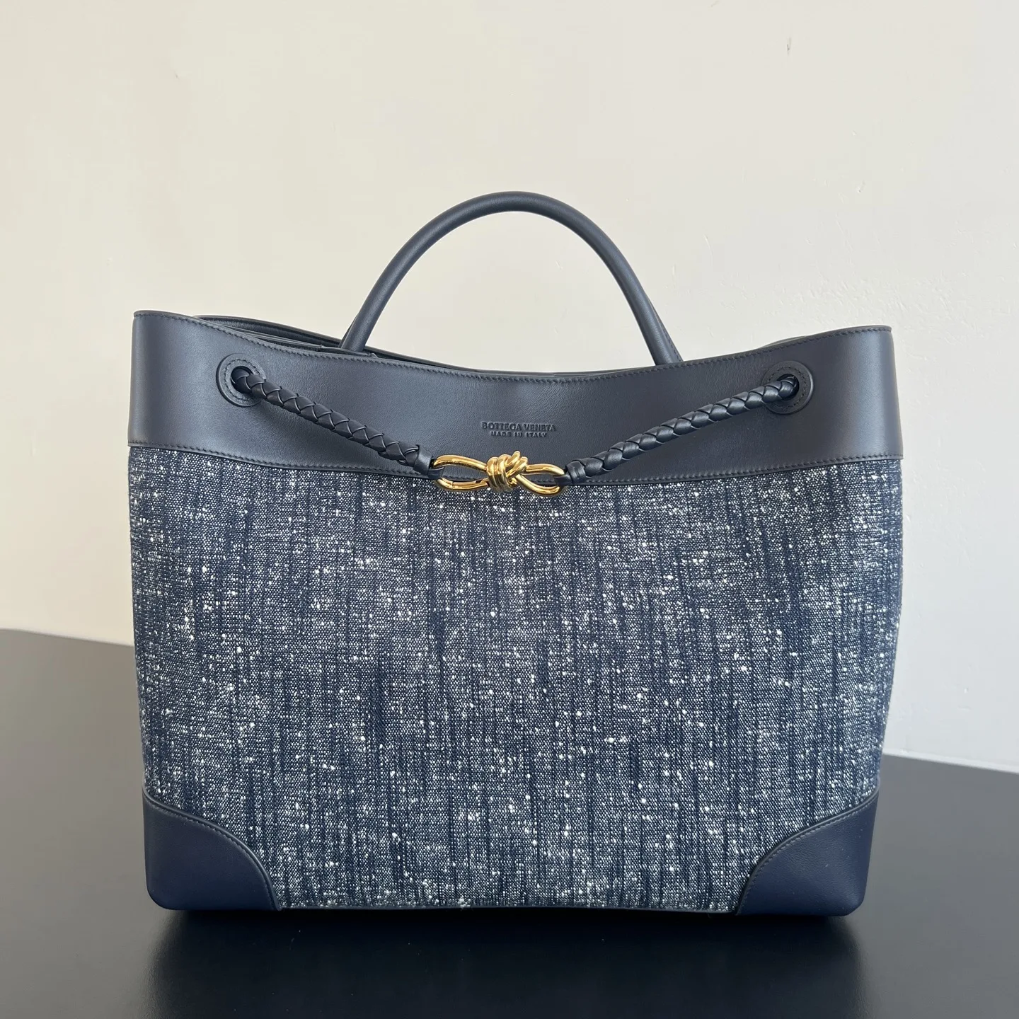 BV新品 Andiamo丹尼牛仔布 786194 毛圈牛仔布拼接 非常高级 在人群中一定是最特别的包包 搭配编织肩带和标志性的扭结金扣 随性又显贵气 巨能装 通勤装备全搞定 肩带可灵动切换 百搭百变随心所欲 毫不费力松弛时髦感 牛仔控必入 尺寸 42x35x18