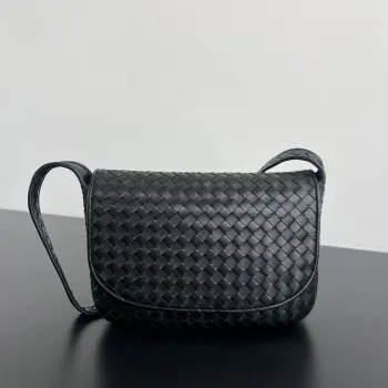 BV 新品 Veneto翻盖斜挎包 843836  细编织一体成型的背带跟包身 完美贴合身形 舒适感满满  丝滑细腻羊皮革材质 超级无敌轻盈 内里设有一个拉链隔层和一个分隔层 翻盖包型容量大且外观大方 没有季节性 没有场合限制 可休闲 可正式  Veneto 静奢的老线风 真的很酷  尺寸 26x18.5x5