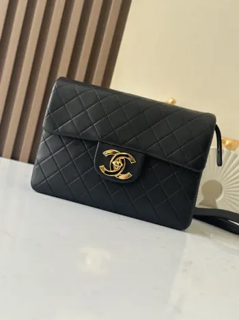 贝嫂同款 Chanel 绝版大金扣背包包现货 Chanel Classic Flap Bag是1983年老佛爷接手Chanel后对香奈儿女士的设计稍作改动后重新推出的作品 也是老佛爷本人最得意的开山之作 其中很受明星们和博主们欢迎的就是这款大号CF了它的亮点在于这个镀金的大双C logo 现在专柜版的CF已经没有这样的设计了 都是小双c 贝嫂就很喜欢把这款包的链子收短 当手包使用 其采用双面口盖设计 容量在链条包中算非常大 自重很轻 可单肩 斜挎 也可以把手链收短变手提包推荐入手贝嫂包 尺寸 30.21.8cm 编号 A2219 黑色羊皮背包