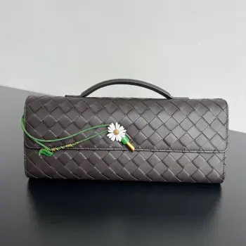 BV新品 Andiamo Clutch 小皱菊手拿包  836810  一款特别的Andiamo手包 立体精致的花卉小菊花 再用手工珐琅彩绘 每一片花瓣都像真花一样水灵灵 给手袋加入了珠宝般的点缀 拿在手上自带仙气滤镜 当小皱菊和硬朗有型羊皮编织碰撞 极富有自然气息和精美工艺 它不仅是一个包 是一个艺术品 更是一个自己审美的品味 尺寸 31x13x3