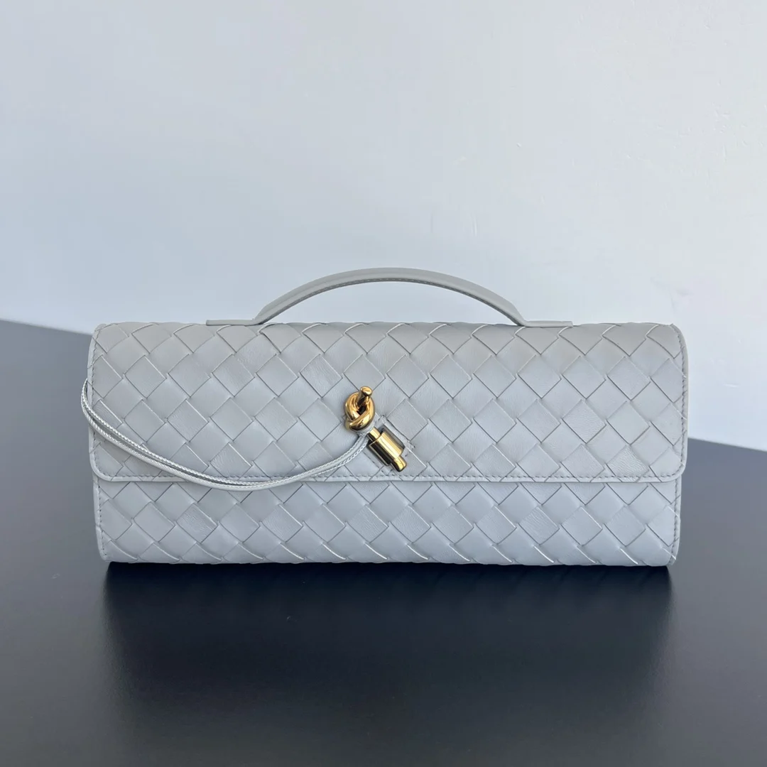 原单BV钱包|高仿BV钱包|精仿BV钱包|一比一BV钱包 Bv Clutch 长款手拿包 741511  配有提手 手拿包的设计体现了精致与高级的品味 采用精致工艺intreccio编织羊皮革  即可手拿也可手提或夹腋下 金属绳结点缀 散发出气质与高贵   内里配有拉链隔层 是你日常生活的的好伴侣         无论你是走在红毯上还是参加晚宴 它都会为你增添一份独特的魅力 尺寸 31x13x3