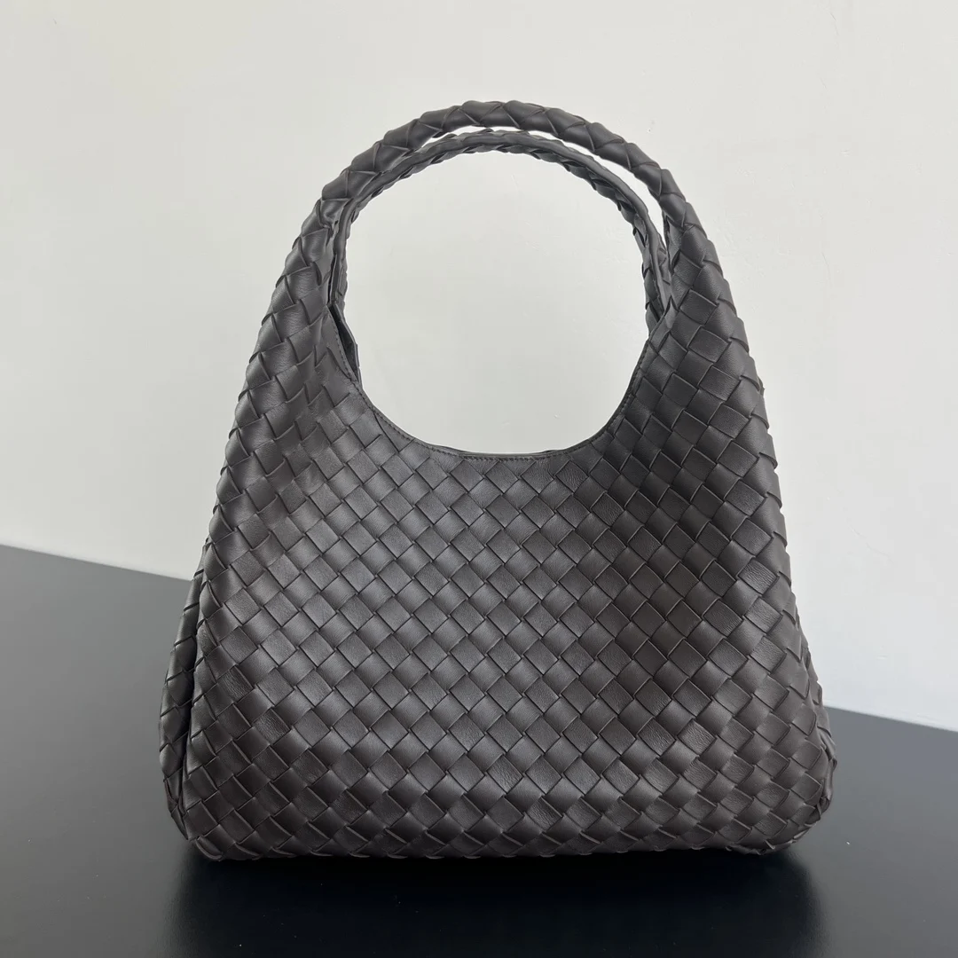 原单BV女包|高仿BV女包|精仿BV女包|一比一BV女包BV新品 Campana手袋  844250  经典回归的Campana手袋复古有魅力  灵感来源04年的经典馆藏 每一根皮条都是用两层Nappa小羊皮制成  展现着内外全编织的极致工艺 包身超级轻盈 采用皮革系带开合 配有隐藏式磁扣 拥有两种形态可切换 容量大到惊人 不管是日常出行 还是旅行放各种小物   都能轻松搞定 通勤约会两手抓 随手拎出法式慵懒  尺寸 39x25x18.5