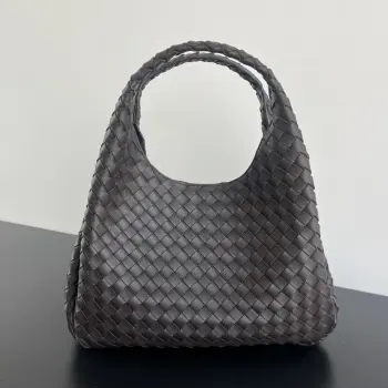 BV新品 Campana手袋  844250  经典回归的Campana手袋复古有魅力  灵感来源04年的经典馆藏 每一根皮条都是用两层Nappa小羊皮制成  展现着内外全编织的极致工艺 包身超级轻盈 采用皮革系带开合 配有隐藏式磁扣 拥有两种形态可切换 容量大到惊人 不管是日常出行 还是旅行放各种小物   都能轻松搞定 通勤约会两手抓 随手拎出法式慵懒  尺寸 39x25x18.5