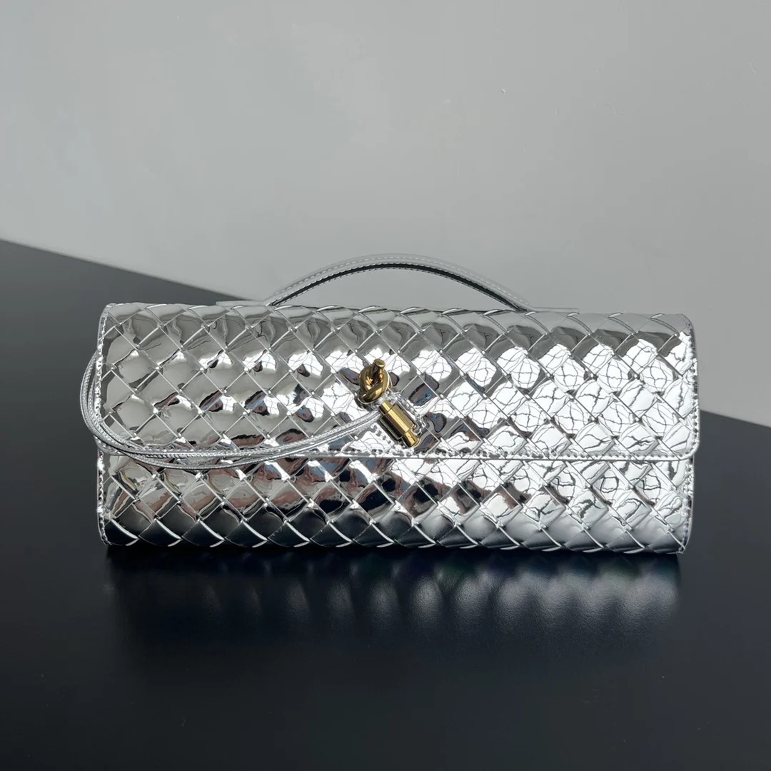 原单BV钱包|高仿BV钱包|精仿BV钱包|一比一BV钱包 Bv Clutch 长款手拿包 741511  配有提手 手拿包的设计体现了精致与高级的品味 采用精致工艺intreccio编织羊皮革  即可手拿也可手提或夹腋下 金属绳结点缀 散发出气质与高贵   内里配有拉链隔层 是你日常生活的的好伴侣         无论你是走在红毯上还是参加晚宴 它都会为你增添一份独特的魅力 尺寸 31x13x3