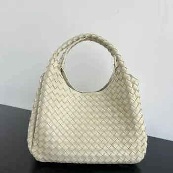BV新品 Campana手袋  844250  经典回归的Campana手袋复古有魅力  灵感来源04年的经典馆藏 每一根皮条都是用两层Nappa小羊皮制成  展现着内外全编织的极致工艺 包身超级轻盈 采用皮革系带开合 配有隐藏式磁扣 拥有两种形态可切换 容量大到惊人 不管是日常出行 还是旅行放各种小物   都能轻松搞定 通勤约会两手抓 随手拎出法式慵懒  尺寸 39x25x18.5