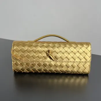  Bv 水波纹 Clutch 长款手拿包 741511  Clutch手拿包又出新皮纹啦 在经典编织上增加了褶皱纹理点缀 视觉上极具层次感与艺术感 羊皮材质还是一如既往的细腻柔软 修长的手拿包造型 即可手提或夹腋下 金属绳结点缀 散发出气质与高贵   内里配有卡槽隔层 是你日常生活的的好伴侣         无论你是走在红毯上还是参加晚宴 它都会为你增添一份独特的魅力 尺寸 31x13x3