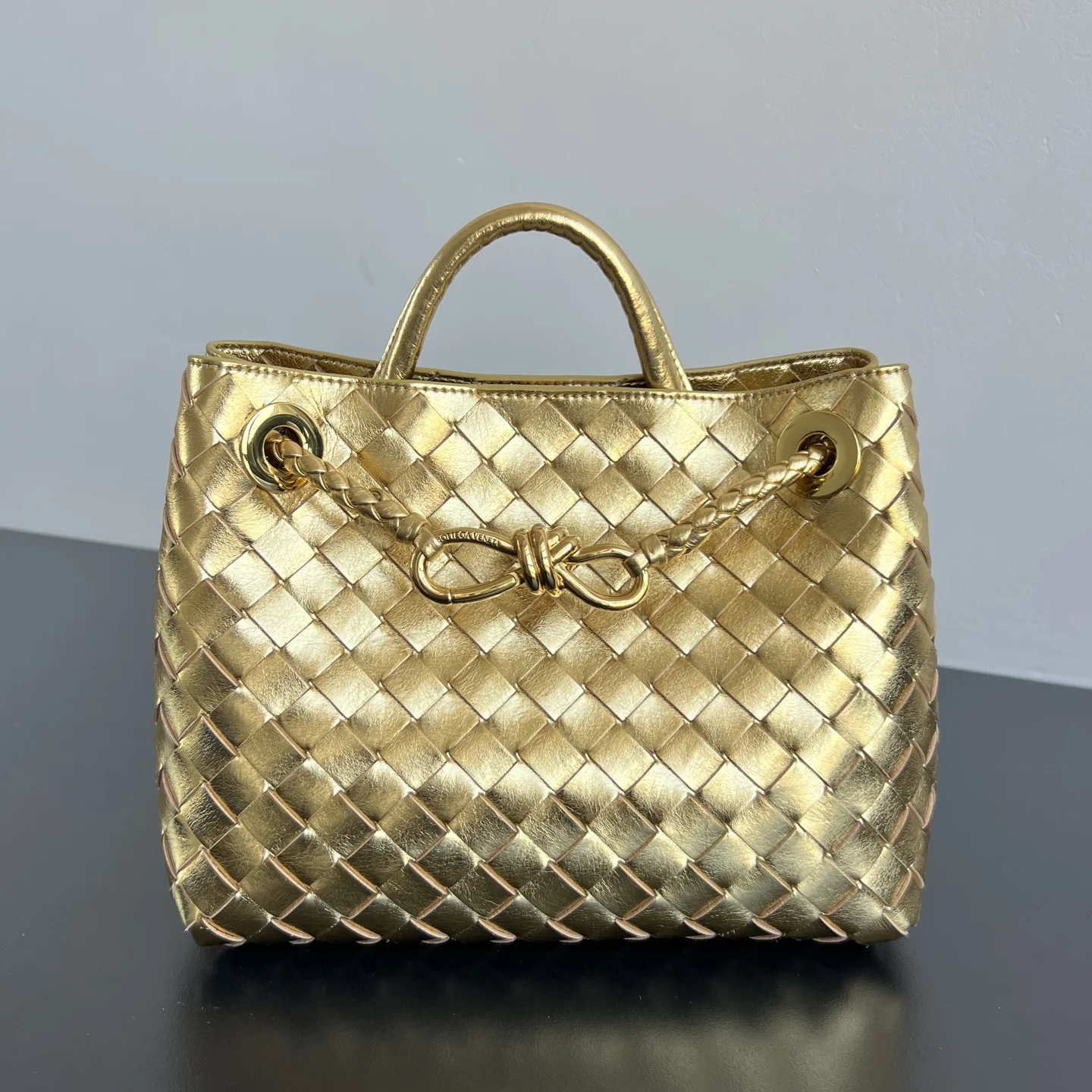 原单BV女包|高仿BV女包|精仿BV女包|一比一BV女包Bottega Veneta Andiamo金色手袋  众多明星同款  743568  是非常正的金色 亮闪闪太迷人啦 搭配金色绳结扣 够沉稳也够潇洒整体皆由Nappa羊皮革制成 舒适柔软且富有动感 可滑动的金属绳结扣可以调整肩带 单肩 手伶 斜挎 多种背法 包身容量大 通勤 日常 出游都很合适 这款包分为小号 中号  大号 总有一款适合你  那就带我走叭  尺寸:25x22x10.5