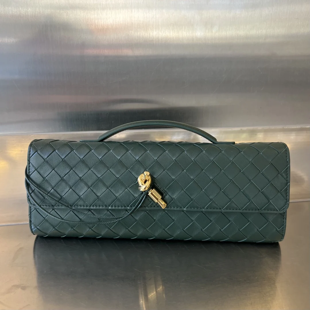 原单BV钱包|高仿BV钱包|精仿BV钱包|一比一BV钱包 Bv Clutch 长款手拿包 741511  配有提手 手拿包的设计体现了精致与高级的品味 采用精致工艺intreccio编织羊皮革  即可手拿也可手提或夹腋下 金属绳结点缀 散发出气质与高贵   内里配有卡槽隔层 是你日常生活的的好伴侣         无论你是走在红毯上还是参加晚宴 它都会为你增添一份独特的魅力 尺寸 31x13x3