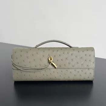 BV新品 鸵鸟皮Andiamo 805241   拥有它就是身份的象征 富婆姐妹们爱的低调高级晚宴包 每个色都很温柔呀 采用珍贵鸵鸟皮 皮上有独特的珍珠孔 每一颗天然毛孔都是独一份的肌理 摸起来细腻又带点颗粒感的柔 软呼呼的包型是慵懒的云朵感  但鸵鸟的韧性又让它撑得起 显贵 的骨架 金属绳结扣和鸵鸟皮的哑光感撞得刚好 低调里透着毫不费力的贵气 是一只懂女生审美的包 温柔有力量 适合想低调显贵的你 尺寸 31x13x3