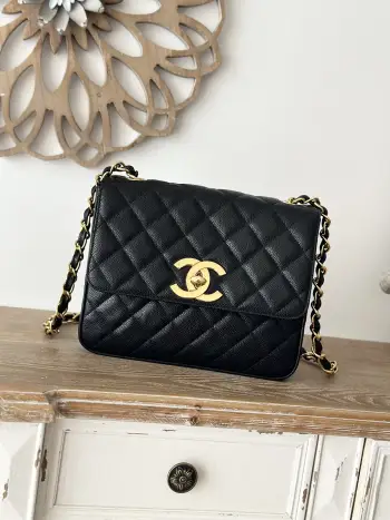 新货 回货 贝嫂同款 黑色 球纹现货 Chane Vintage绝版大金扣CFOhanel Classic Flap Bag是1983年老佛爷接手Ohanel后对香奈儿女士的设计稍作改动后重新推出的作品 也是老佛爷本人最得意的开山之作 其中很受明星们和博主们欢迎的就是这款大号CF了它的亮点在于这个镀金的大双C logo 现在专柜版的CF已经没有这样的设计了 都是小双c 采用口盖设计 容量非常大 可单肩 斜挎 也可以把手链收短变手提包  尺寸25 20 9cm 编号A2218 中号竖款 黑色 球纹