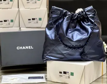 纯原  22A高级手工坊新颜色 蓝幻彩啦2022cc 春夏火爆22 bag小号正品 35500购入独家原厂方框小牛皮本季最火最值得入手的系列 它的名字叫22 bag 小香凡是以数字命名的都必火爆也一定会成为经典超级时尚和大气 非常好搭配 那就对啦背上就是顶流 中号编号AS3261尺寸39x42x8cm