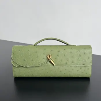 BV新品 鸵鸟皮Andiamo 805241   拥有它就是身份的象征 富婆姐妹们爱的低调高级晚宴包 每个色都很温柔呀 采用珍贵鸵鸟皮 皮上有独特的珍珠孔 每一颗天然毛孔都是独一份的肌理 摸起来细腻又带点颗粒感的柔 软呼呼的包型是慵懒的云朵感  但鸵鸟的韧性又让它撑得起 显贵 的骨架 金属绳结扣和鸵鸟皮的哑光感撞得刚好 低调里透着毫不费力的贵气 是一只懂女生审美的包 温柔有力量 适合想低调显贵的你 尺寸 31x13x3