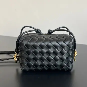 BV新品 Loop相机包 836125  火爆全网的黄铜绳结版来啦 小而精致选Loop就对了  方方正正编织包型搭配两侧缈斯黄铜绳结 如珠宝般吸睛  简约中尽显奢华 采用进口羊皮材质 轻盈柔软 包身小巧 却不妨碍它的实用性 足够容纳手机等日常必备品 通勤约会无缝切换 精致打工人直接锁死 尺寸 17*11*6